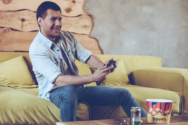 man playing game with console - Zdjęcie, obraz