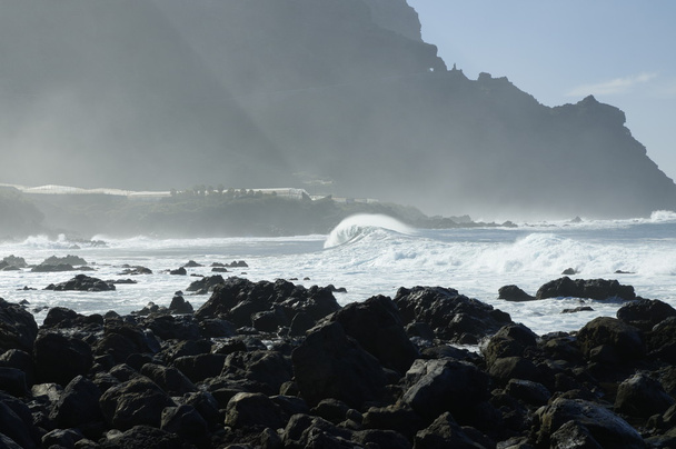 Playa rocosa con enormes olas del océano en la playa de Costadel Buenavista, Tenerife, Canarias, España
 - Foto, imagen