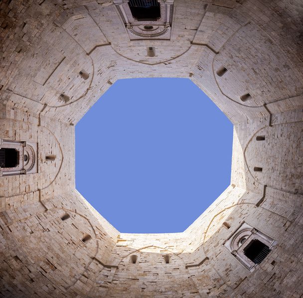 cielo visto en el patio de Castel del Monte. Apulia, Italia
 - Foto, Imagen