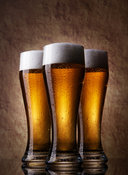 Trois bières froides dans du verre sur une vieille pierre
 - Photo, image