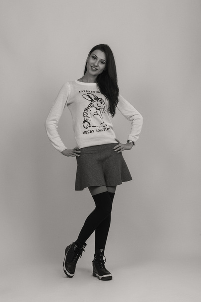 Zarif kız beyaz bluz, siyah-beyaz fotoğraf - Fotoğraf, Görsel