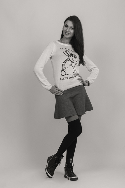 Dziewczynka elegancki w białą bluzkę, czarno-białe Zdjęcie - Zdjęcie, obraz