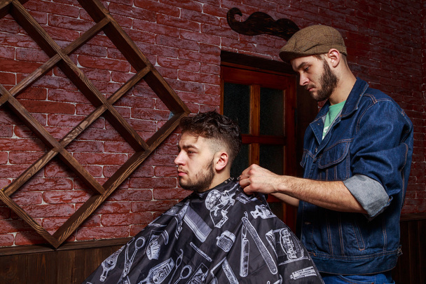 Cliente Barbiere. Parrucchieri capelli fatti al cliente. toelettatura
 - Foto, immagini