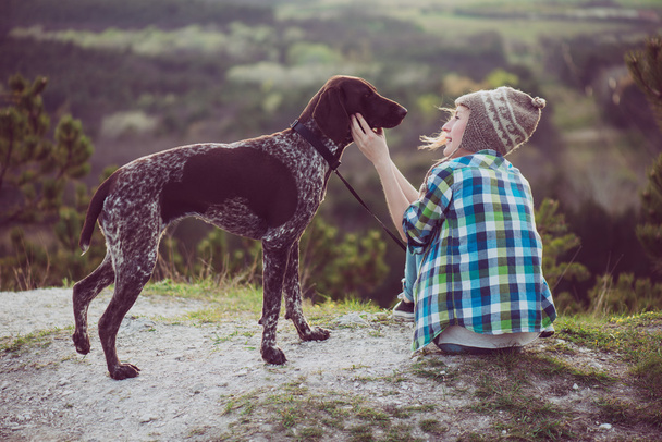 Mulher e seu cão posando ao ar livre. Estilo de vida ativo com cão
.  - Foto, Imagem