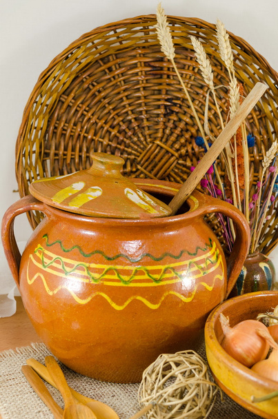 Vintage-Keramik mit einem Weidenkorb - Foto, Bild