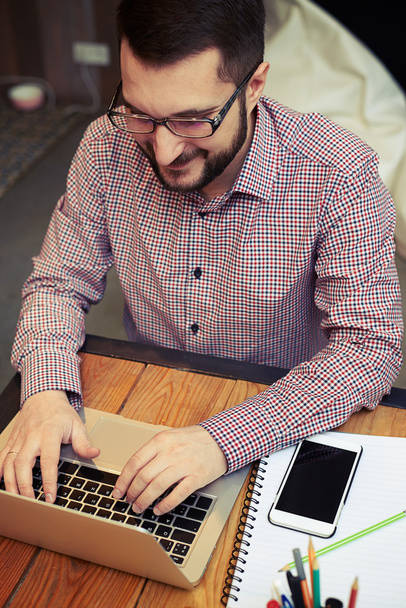 Visão superior de um empresário trabalhando que digitando em seu laptop
 - Foto, Imagem