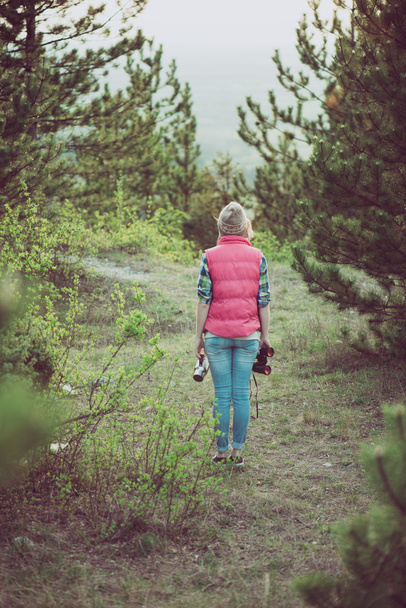 Γυναίκα που παρουσιάζουν εξωτερική. Πεζοπόρος απολαμβάνοντας θέα στο δάσος κατά τη διάρκεια της πεζοπορίας ταξίδι. - Φωτογραφία, εικόνα