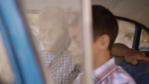 11-yaşlı adam büyükbaba sürüş sınıf torunu için verir. - Video, Çekim
