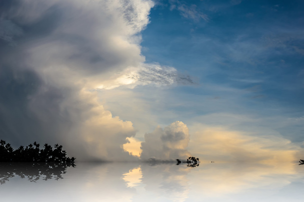 σύννεφα και ουρανό, πριν από την καταιγίδα - Φωτογραφία, εικόνα