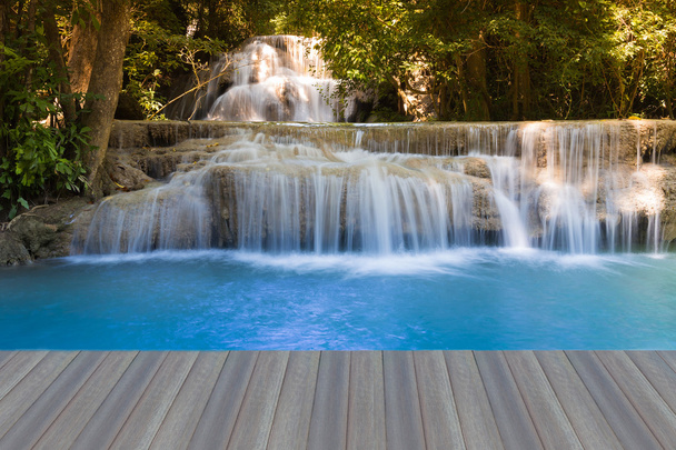 Opening houten vloer, mooie diepe bos blauwe stroom watervallen in nationale park van Thailand - Foto, afbeelding