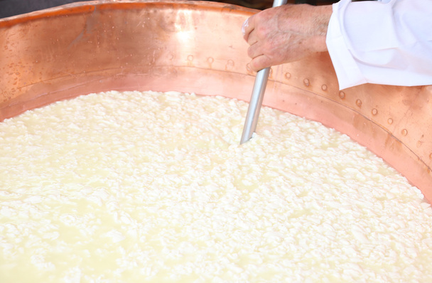 cheesemaker moccan a savó át a vörösréz üst, hogy che - Fotó, kép
