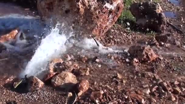 Woda ucieka na ziemi - Materiał filmowy, wideo