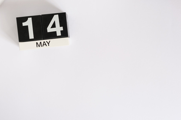 14 мая. Изображение 14 мая деревянного календаря на белом фоне. Весенний день, пустое место для текста. День астрономии. Всемирный день справедливой торговли
 - Фото, изображение