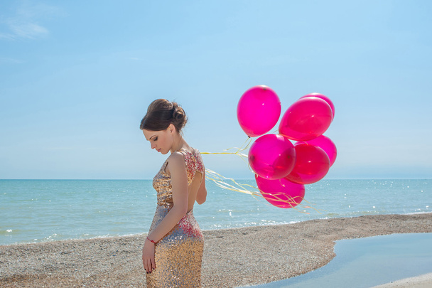 kobieta z balonów nad morzem - Zdjęcie, obraz