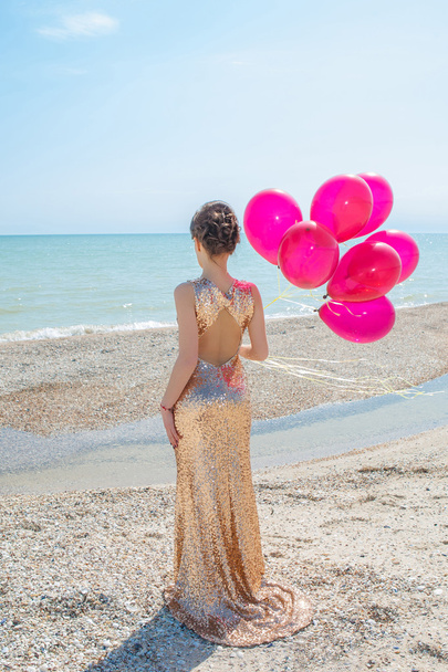 mulher com balões no mar
 - Foto, Imagem