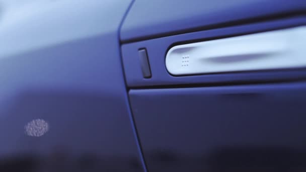 Pohled na úchyt na dveře tmavě modré nové auto. Prezentace. Zobrazeno. Automobilu. Studené odstíny - Záběry, video