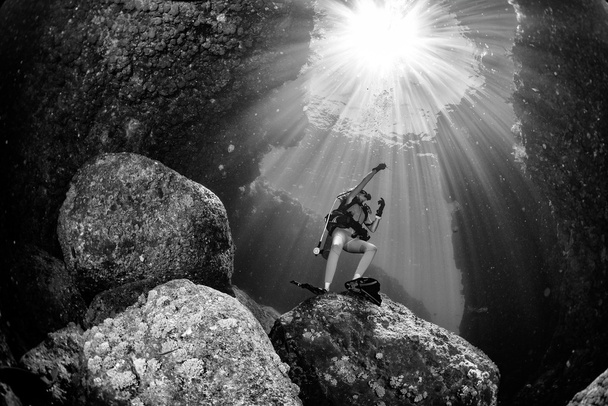 όμορφη υποβρύχια δύτης με ακτίνες του ήλιου - Φωτογραφία, εικόνα