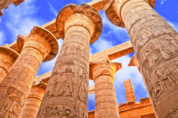 nagy hypostyle hall és a felhõ a templomokban a karnak (ókori Théba). Luxor, Egyiptom - Fotó, kép