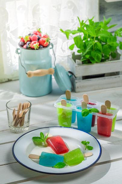 Colorfull ice cream with fruity yogurt - Foto, Bild