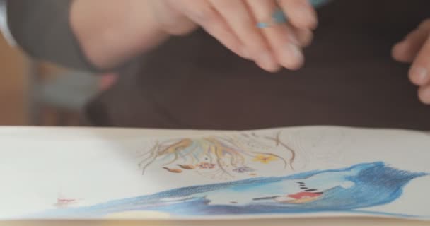 Κοντινό πλάνο ενός καλλιτέχνη, σχέδιο με χρωματιστά μολύβια - Πλάνα, βίντεο