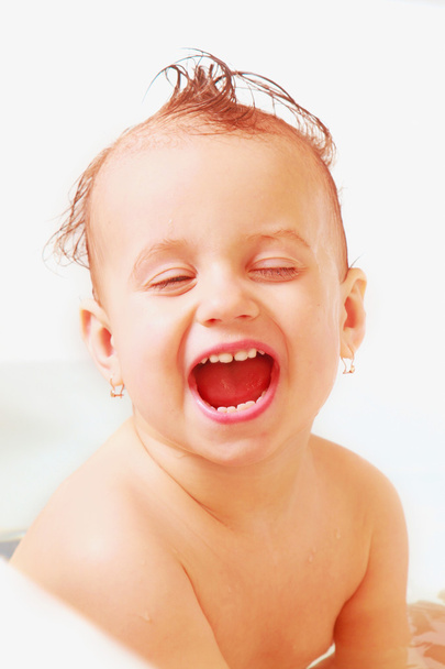heureux bébé fille dans une baignoire
 - Photo, image