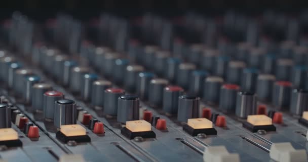 Tontechniker arbeitet mit einem Mischpult in einem Tonstudio - Filmmaterial, Video