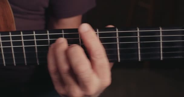 Μουσικός παίζοντας ακουστική κιθάρα σε ένα στούντιο ηχογραφήσεων - Πλάνα, βίντεο