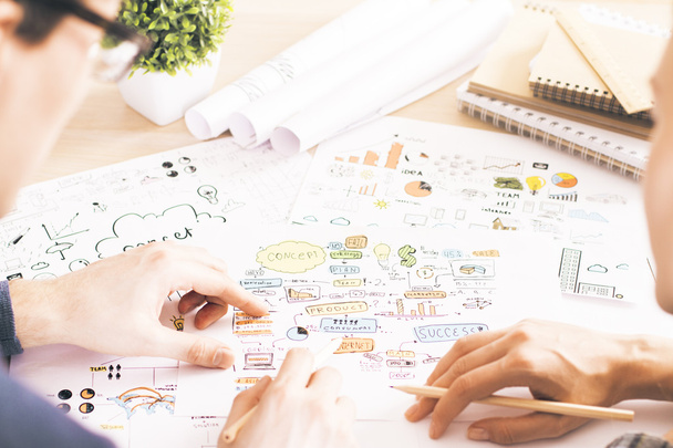 Bedrijfsconcept met ondernemers schema's en diagrammen tekenen op papier in kantoor - Foto, afbeelding