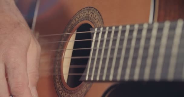 Zenész egy stúdióban akusztikus gitáron játszik - Felvétel, videó
