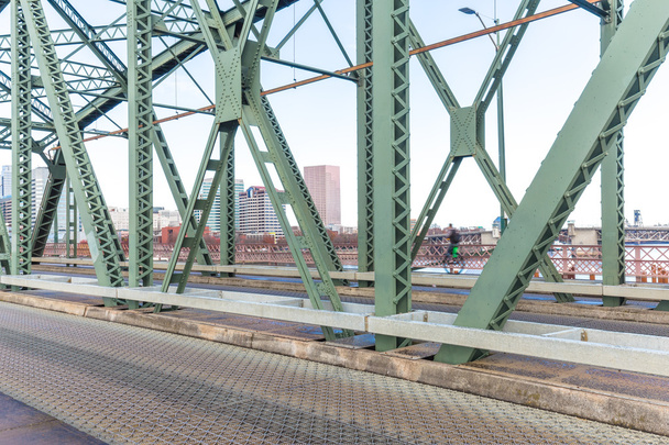 sentier pédestre sur pont, skyline et paysage urbain à Portland
 - Photo, image