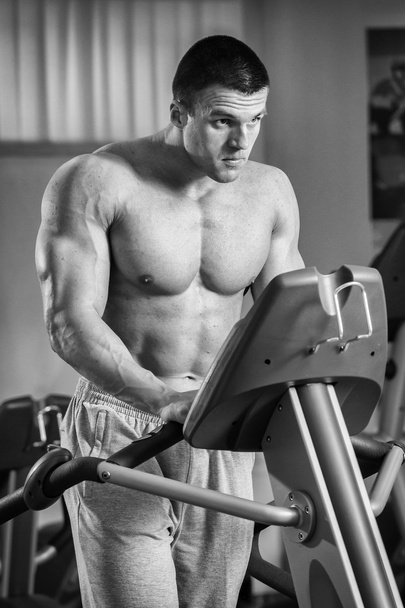 starker Mann. Muskeltraining im Fitnessstudio. Training im Fitnessstudio. - Foto, Bild