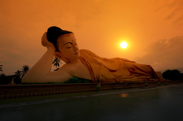 Liggende Boeddha in de zonsondergang. Bago, Myanmar. - Foto, afbeelding