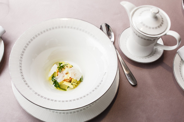 fish soup in white plate - Foto, afbeelding
