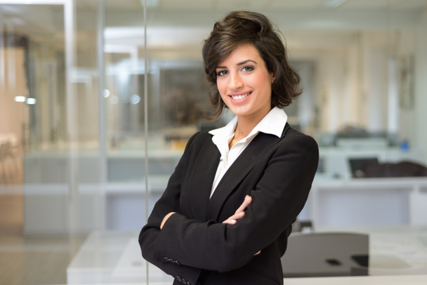 üzleti nő egy irodában. karokkal - Fotó, kép