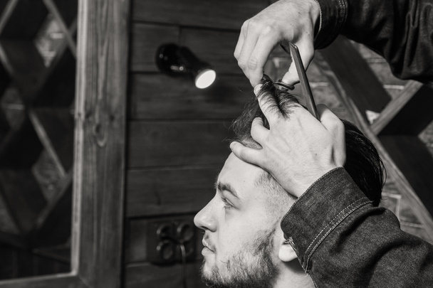 Client Barbershop. Kappers kapsel doen naar de client. Grooming - Foto, afbeelding