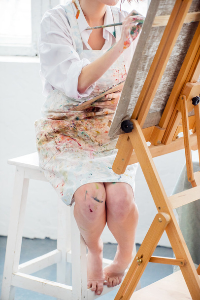 Female painter in her studio  - Valokuva, kuva