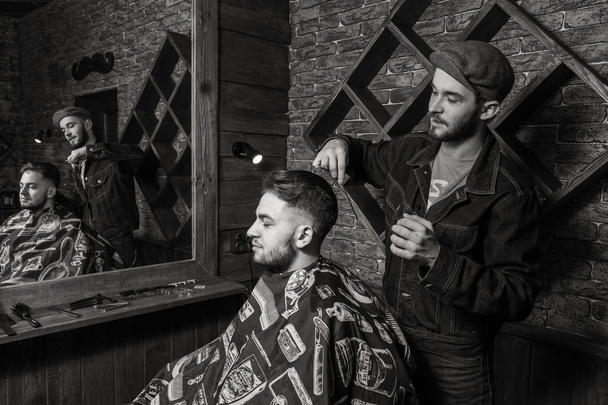 Barbershop klienta. Salon fryzjerski włosy zrobione do klienta. Oporządzanie konia - Zdjęcie, obraz