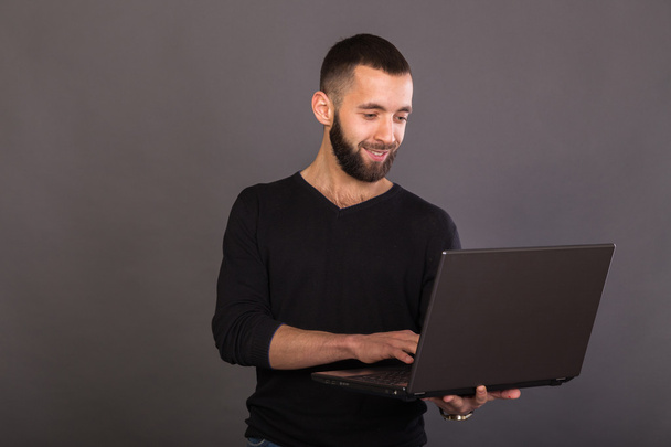 Κομψό, επιτυχημένη επιχείρηση άνθρωπος με ένα φορητό υπολογιστή - Φωτογραφία, εικόνα