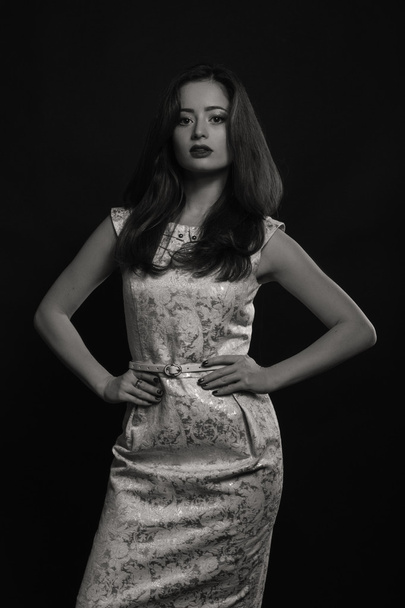 Gyönyörű fekete-fehér portré egy fiatal nő - Fotó, kép