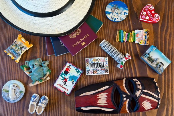 verschillende paspoorten en souvenir magneten  - Foto, afbeelding