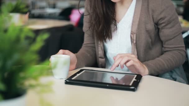 mulher usando tablet, beber café no café
 - Filmagem, Vídeo