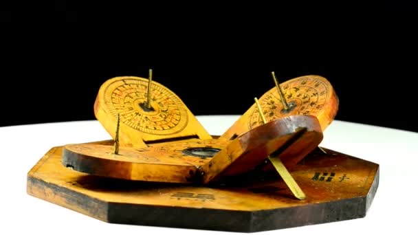 Reloj de sol chino en una mesa giratoria
 - Imágenes, Vídeo