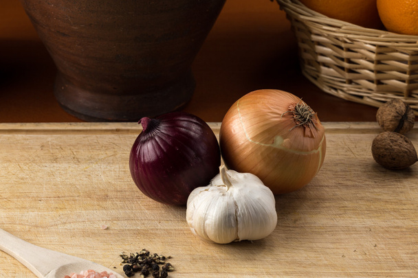 shallot, onion and garlic on cutting board - Photo, Image