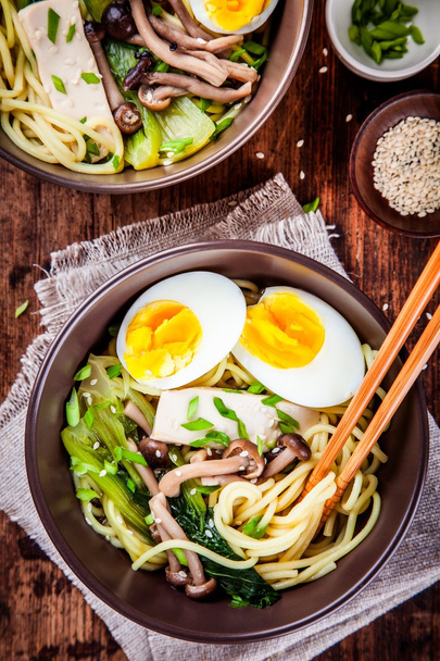 Ramen noodles with eggs, tofu and mushrooms - Foto, immagini