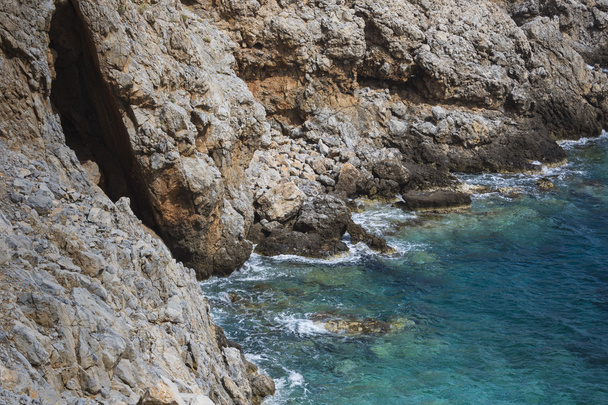 Kaunis syvän sininen meri ja kiviä Kreikassa
 - Valokuva, kuva
