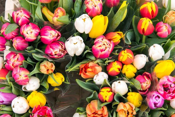 Tulpen te koop op een markt - Foto, afbeelding