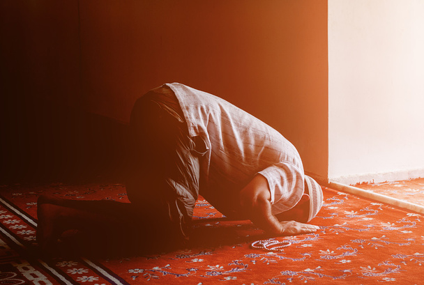 Bearded man praying in the mosque - Foto, Imagen