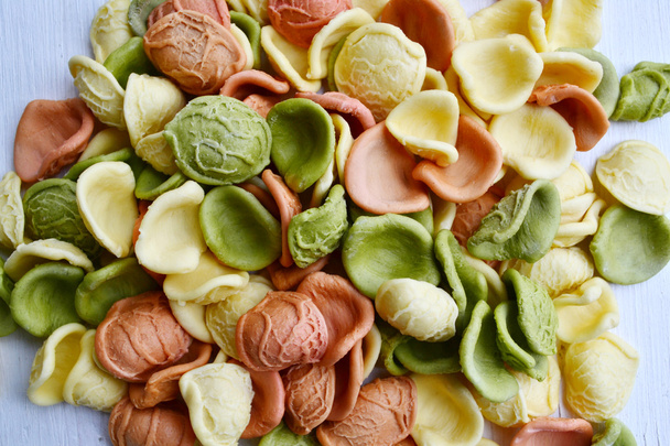 Ensemble de différents types de pâtes italiennes colorées sur table en bois
 - Photo, image