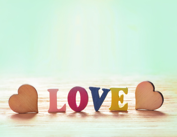 Серця на дерев'яному фоні з любов'ю до літер
 - Фото, зображення