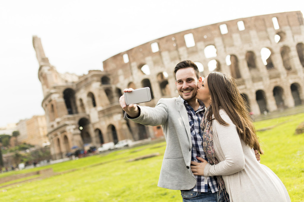 Ευτυχισμένο ζευγάρι στη Ρώμη - Φωτογραφία, εικόνα